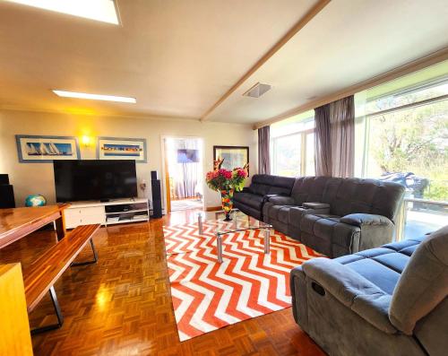 Μια τηλεόραση ή/και κέντρο ψυχαγωγίας στο Large quad guest room 6 with well-equipped kitchen