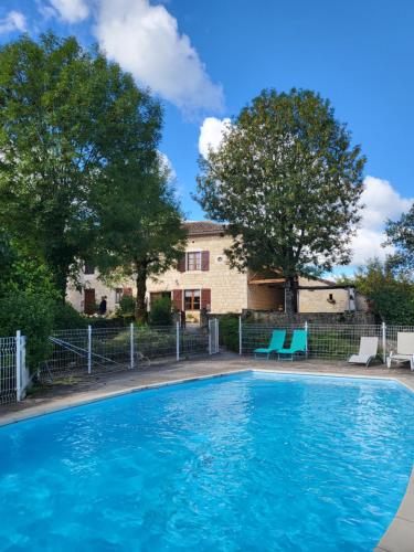 een zwembad voor een huis bij Mas Haut in Loubers
