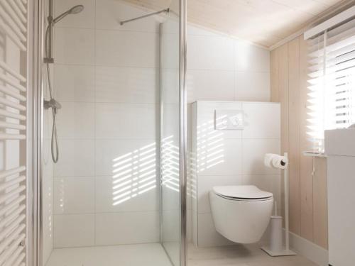 Ένα μπάνιο στο Luxe Verblijf in een Waterlodge aan de Waterkant