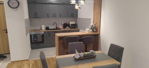 uma cozinha e sala de jantar com mesa e cadeiras em Jelena Lux 