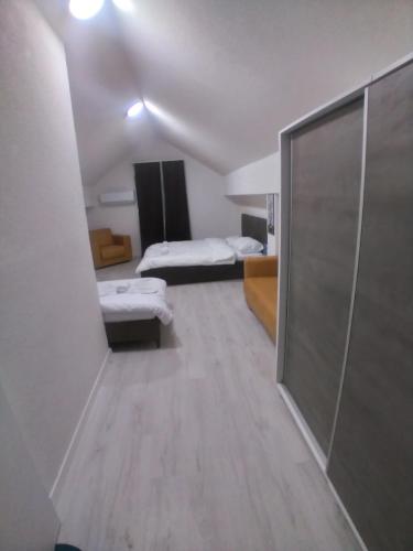 Ένα ή περισσότερα κρεβάτια σε δωμάτιο στο Hotel Aksa