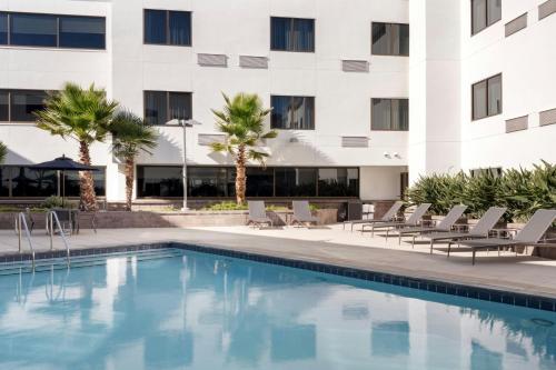 a swimming pool in front of a building at Courtyard by Marriott Redwood City in Redwood City