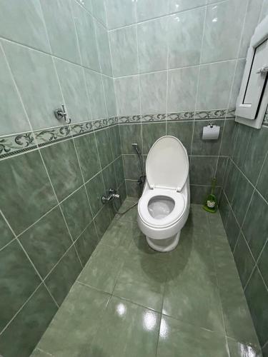 une salle de bains avec des toilettes blanches dans une chambre dans l'établissement Apartment Central, à Baku