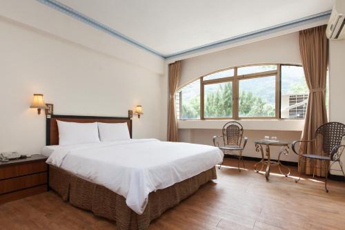 En eller flere senger på et rom på Yawan Hotel