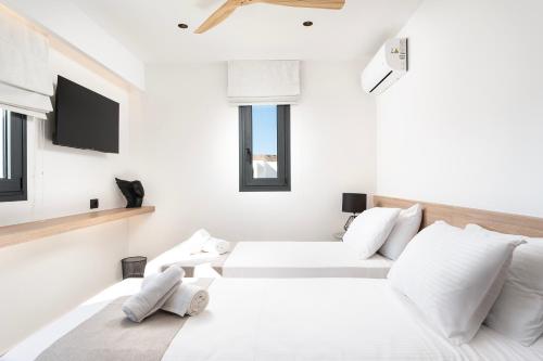 TV a/nebo společenská místnost v ubytování Geo's Luxury Villa - Private Pool - By the beach