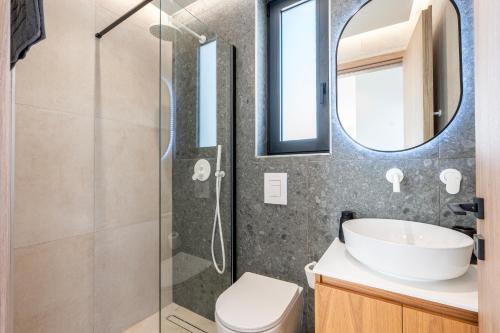 Koupelna v ubytování Geo's Luxury Villa - Private Pool - By the beach