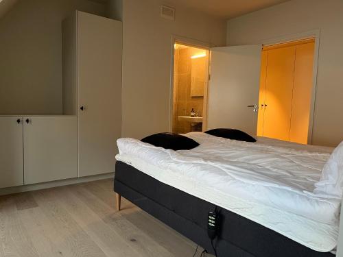 a bedroom with a large bed and a bathroom at Åre Stay - Nybyggd Penthouse-lägenhet I Twintip in Åre
