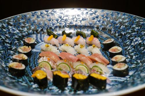 糸島市にある泊まる寿司屋一力 Sushi houseの青皿