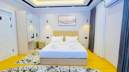 Een bed of bedden in een kamer bij The Moonya Hotel