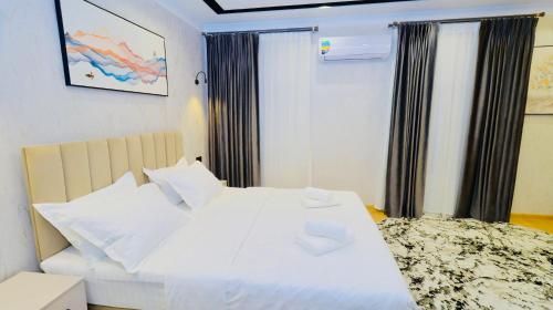 Een bed of bedden in een kamer bij The Moonya Hotel