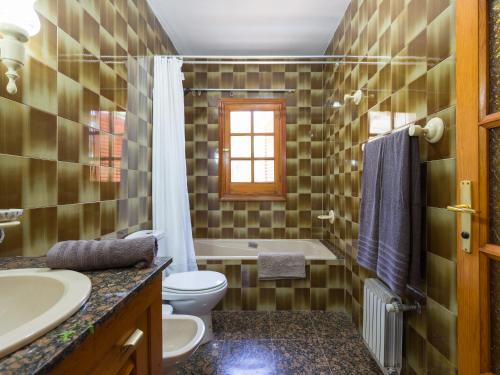 ein Badezimmer mit Waschbecken, Toilette und Badewanne in der Unterkunft Pension Casa Esperanza in Teror