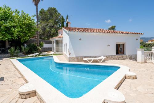 una piscina frente a una villa en Hauzify I Vanessa Park, en El Casalot