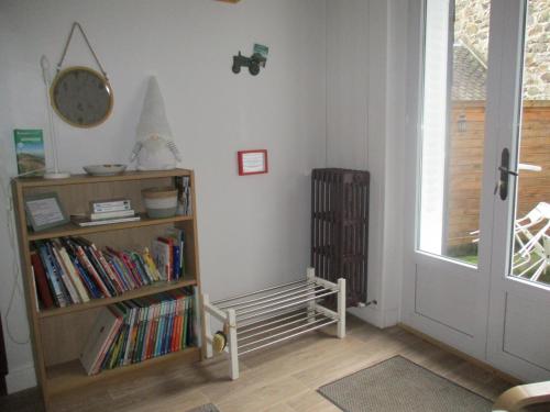 una habitación con una estantería llena de libros en La Source - appart 85 m2 & terrasse privée rdc, en Orcival