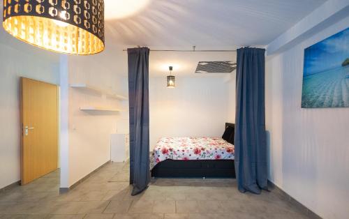 En eller flere senge i et værelse på Relax & Stay Apartment