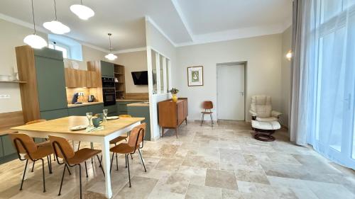 Una cocina y un comedor con mesa y sillas. en Les Haltes du Clos du Petit Dannezy, en Cour-Cheverny