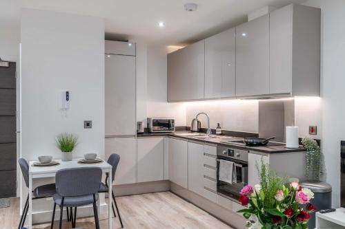 Køkken eller tekøkken på Stylish 1 bed apartment in Central Solihull