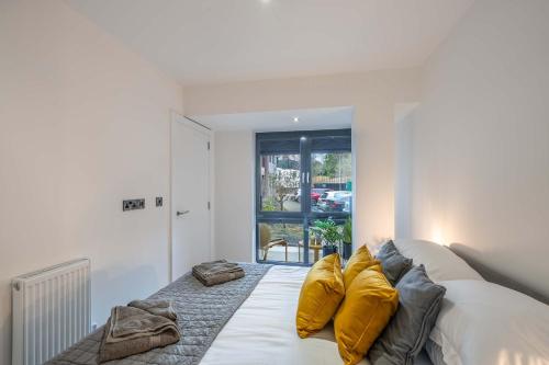 Postel nebo postele na pokoji v ubytování Stylish 1 bed apartment in Central Solihull