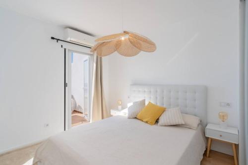 En eller flere senge i et værelse på Acogedor apartamento con acceso directo al mar