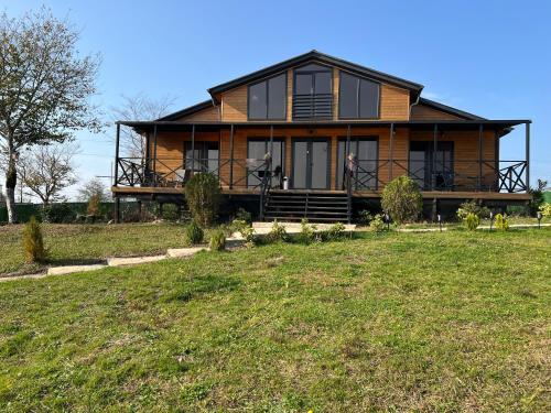 Tòa nhà nơi nhà gỗ tọa lạc