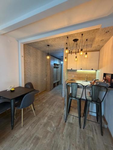een eetkamer en keuken met een tafel en stoelen bij New gudauri loft 1 - #434 in Goedaoeri