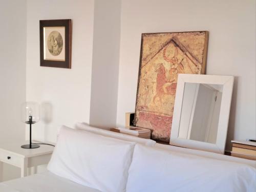 een slaapkamer met een bed en een spiegel aan de muur bij Noctua 012 Estepona Oldtown 3 in Estepona