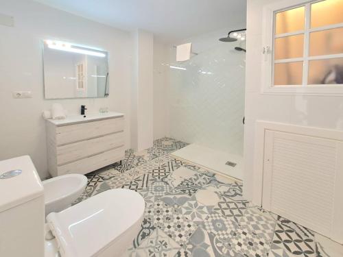 een witte badkamer met een toilet en een wastafel bij Noctua 012 Estepona Oldtown 3 in Estepona
