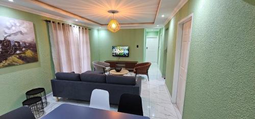 Mountain Ridge Lux Stay في روستنبرج: غرفة معيشة بها أريكة وطاولة