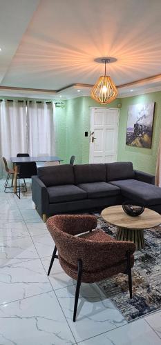 Mountain Ridge Lux Stay في روستنبرج: غرفة معيشة بها أريكة وطاولة