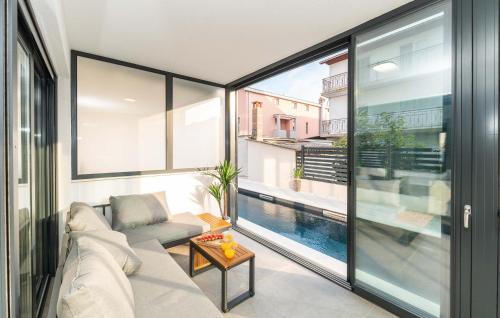 Posezení v ubytování Amazing Apartment In Zadar With Heated Swimming Pool