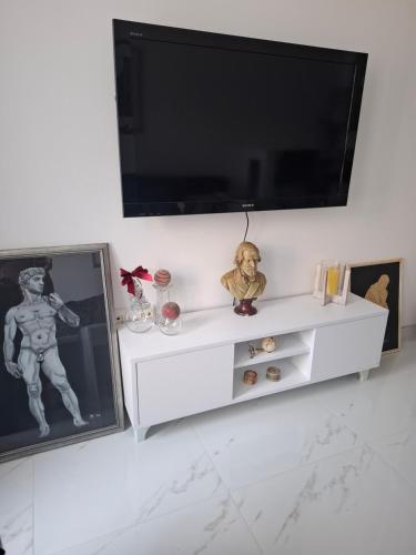 クラグイェヴァツにあるGLAVNA LuXの白いエンターテイメントセンター(壁に薄型テレビ付)