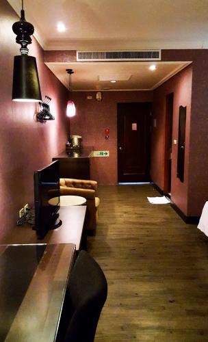 a living room with a couch and a table at The Riverside Hotel & Motel in Kaohsiung