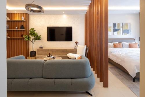 阿克拉Bluewaters, Labone的一间带沙发、床和电视的卧室
