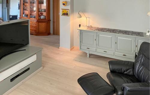 3 Bedroom Cozy Home In Bøvlingbjerg في Bøvlingbjerg: غرفة معيشة مع تلفزيون وأريكة