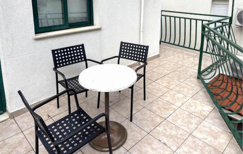 Ban công/sân hiên tại Beautiful Apartment In Drvenik With Wifi