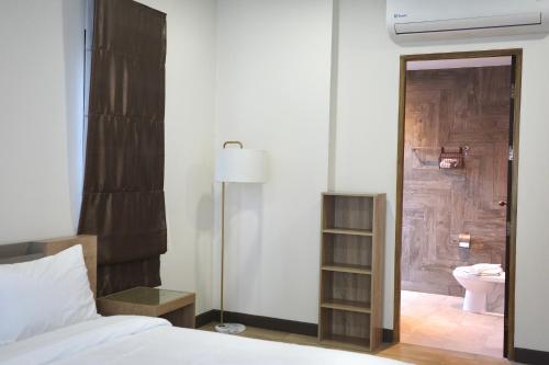 ein Schlafzimmer mit einem Bett und ein Badezimmer mit einer Toilette in der Unterkunft Pool villa Aonang 2 room 2 bedroom in Ao Nang Beach