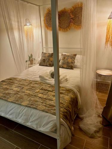 Schlafzimmer mit Himmelbett und Vorhängen in der Unterkunft Maçussa Country House in Massuça