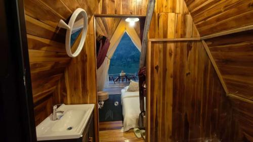 Un baño pequeño con lavabo y espejo. en Pont Inn Nong Khiaw, en Nongkhiaw
