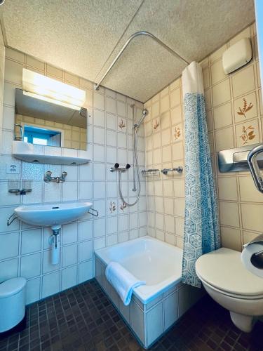 Romantic Room, Private Bathroom and Great View في هايدن: حمام مع حوض استحمام ومرحاض ومغسلة