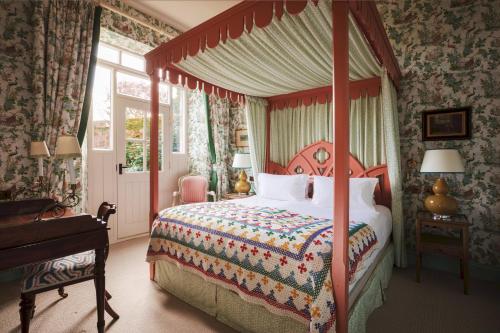 Wesleyan Bolton Abbey Estate في أبليتريويسك: غرفة نوم بسرير مظلة وبيانو