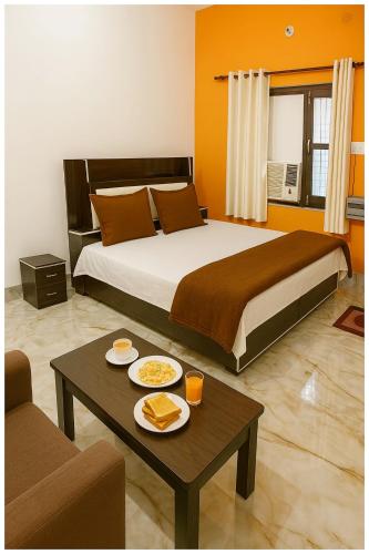Una cama o camas en una habitación de Ayodhya Railway Jucation Road Hotel Rathore P Guest House Near Shree Ramjanmbhumi Temple 1400m - Free Wi-fi and Parking Facilities - Fully Air conditioning Comfortable Room - Affordable Hotels at Prime Location