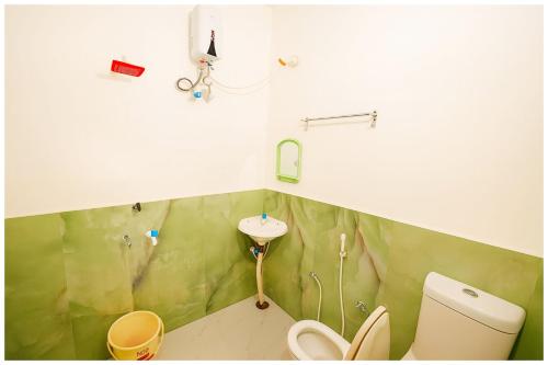 Phòng tắm tại Ayodhya Railway Jucation Road Hotel Rathore P Guest House Near Shree Ramjanmbhumi Temple 1400m - Free Wi-fi and Parking Facilities - Fully Air conditioning Comfortable Room - Affordable Hotels at Prime Location