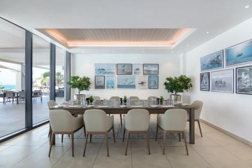 Un comedor con mesa y sillas en Crowne Plaza Muscat by IHG, en Mascate