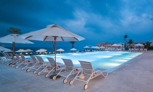 Crowne Plaza Muscat by IHG — Swimming pool