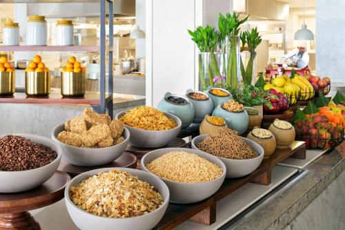 una muestra de tazones de comida en una mesa en Crowne Plaza Muscat by IHG, en Mascate