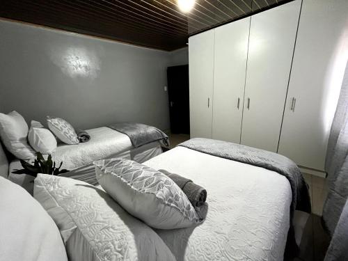 En eller flere senge i et værelse på Cozy Comfort