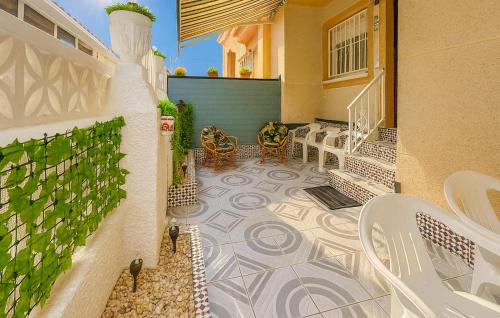 Three Bedroom Cozy Apartment In Torrevieja