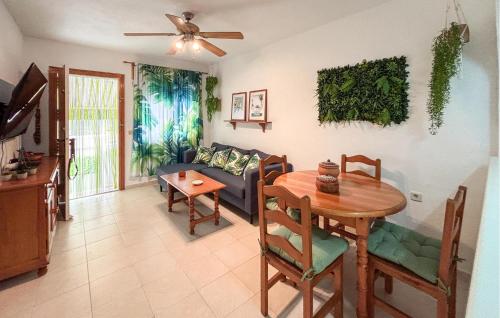 Three Bedroom Cozy Apartment In Torrevieja
