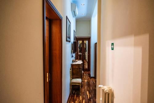 a corridor of a hallway with a room with at La Vite 94 in Rome