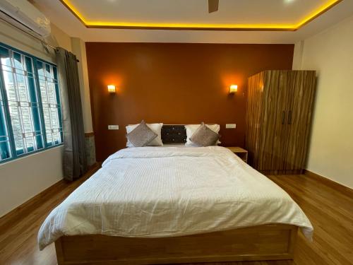 Postel nebo postele na pokoji v ubytování Karma Stay 1BHK