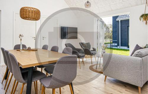 een eetkamer met een tafel en stoelen bij Amazing Home In Haderslev in Diernæs